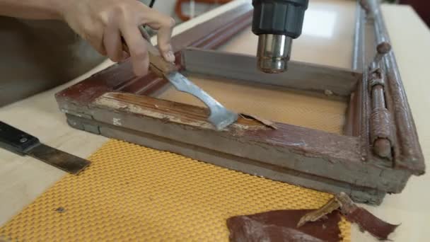 Restauración de ventana de madera, eliminación de pintura con pistola de calor — Vídeos de Stock