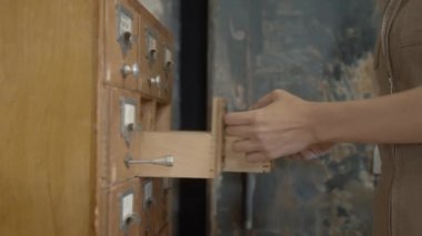 Kayıt kartları için ahşap düzenleyici, kadın elleri açılır ve kapanır