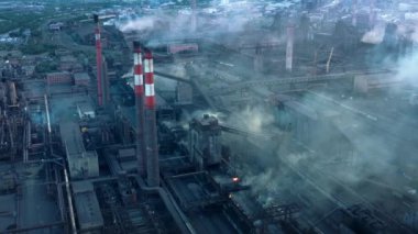 Sanayi bölgesi üzerinde uçuyor, fabrika tüplerinin ve bacaların insansız hava aracı görüntüleri.