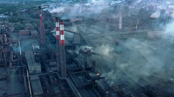 Industrieterrein overvliegen, drone shot van fabrieksbuizen en schoorstenen — Stockvideo