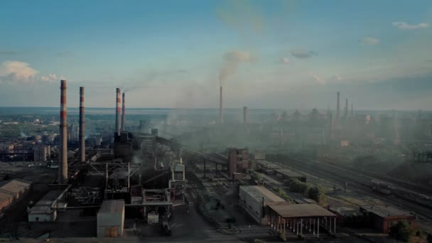Drohnenschuss über Industriestadt, Fabrikrohre Schornstein Rauchverschmutzung — Stockvideo