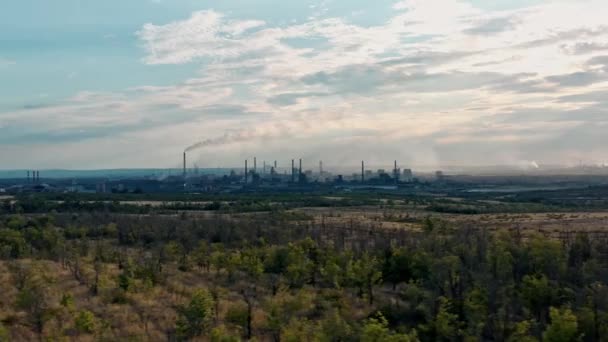 Drohnenschuss über Industriestadt, Fabrikrohre Schornstein Rauchverschmutzung — Stockvideo