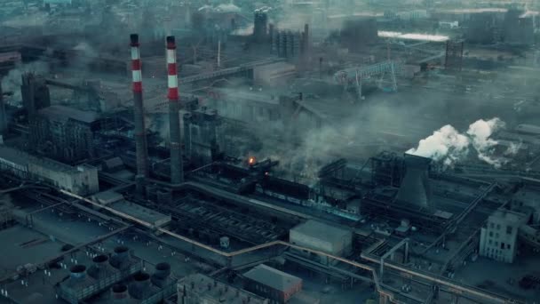 Industrieterrein overvliegen, drone shot van fabrieksbuizen en schoorstenen — Stockvideo
