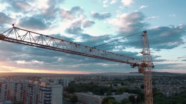 공업 지대, 교외의 흐린 하늘을 배경으로 한 크레인 — 비디오