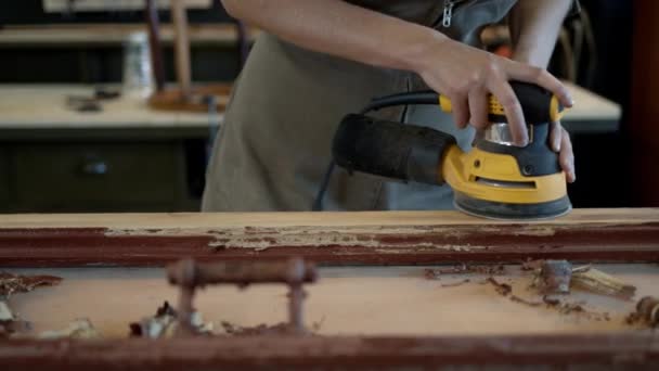 Kvinnliga händer slipning trädörren, restaurering fungerar — Stockvideo
