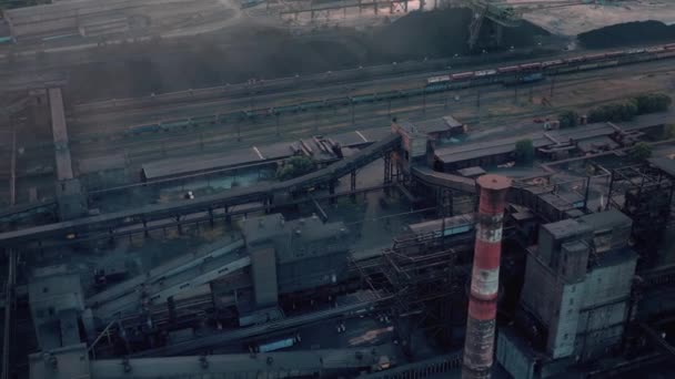 Industrieterrein overvliegen, drone shot van fabrieksbuizen en schoorstenen — Stockvideo