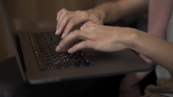 Los dedos femeninos que escriben el texto, sobre el teclado negro en el portátil — Vídeo de stock