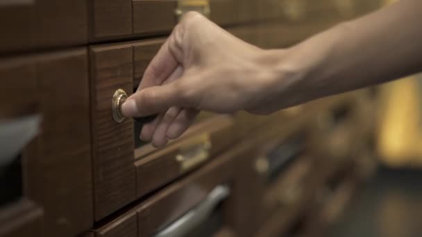 Opening a mailbox receiving an envelope letter, closing a mailbox with a key — Stock Video