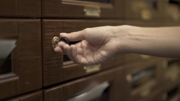 Briefkasten öffnen, Brief herausholen, Briefkasten mit Schlüssel schließen — Stockvideo