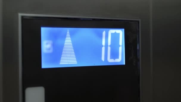 Led-Screen des grauen Fahrstuhls steigt vom neunten bis zum fünfzehnten Stock auf — Stockvideo