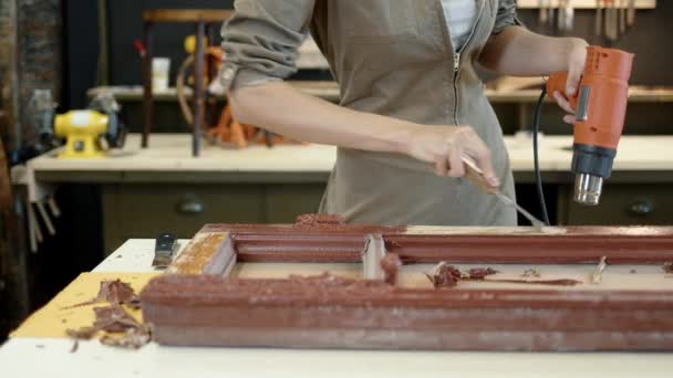 Verwijderen van verf met warmtepistool, restauratie van oud houten raam — Stockvideo