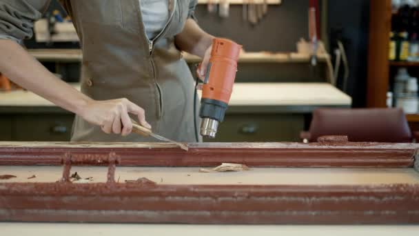 Rimozione di vernice con pistola termica, restauro di vecchie finestre in legno — Video Stock