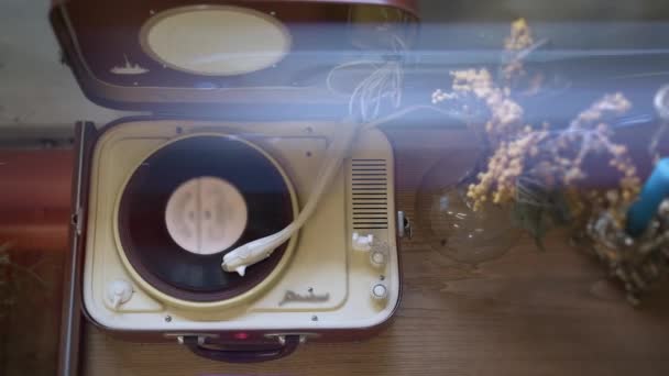 En vinylskiva som slår på en vinylspelare, top view shot — Stockvideo
