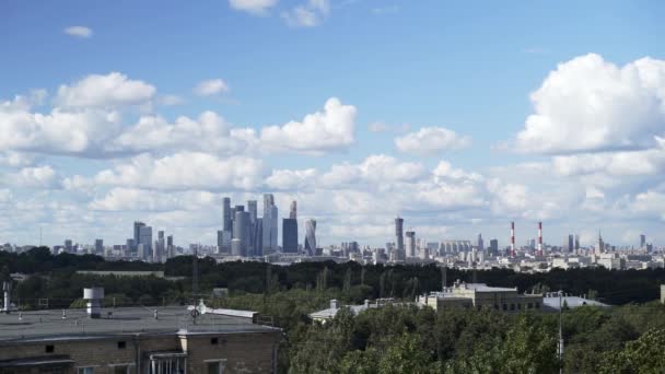 Moskva Businesscenter skott från avstånd, handhållen skott under molnig himmel — Stockvideo