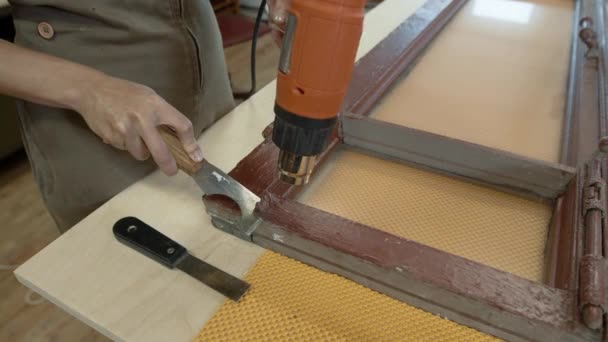 Eliminación de pintura con pistola de calor, restauración de ventana de madera — Vídeos de Stock
