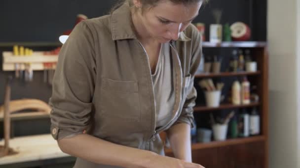 Femmina macinazione della porta in legno, lavori di restauro — Video Stock