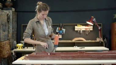 Isı tabancasıyla boya çıkarmak, ahşap pencerenin restorasyonu.