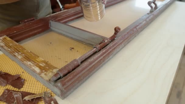 Restaurování dřevěného okna v dílně, uvedení chemické striptérky — Stock video