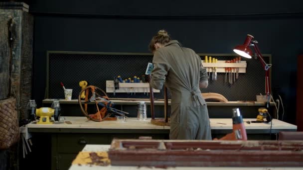 Restauración de la silla de madera en un taller, restaurador femenino — Vídeos de Stock