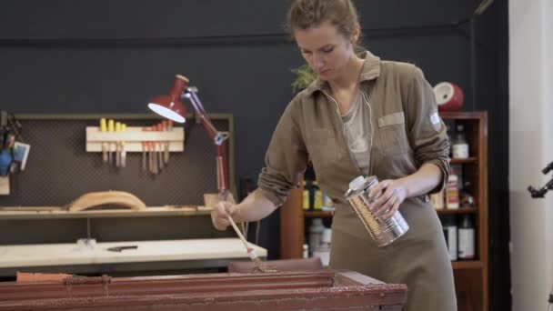 Restaurování dřevěných dveří v dílně, chemický striptér — Stock video