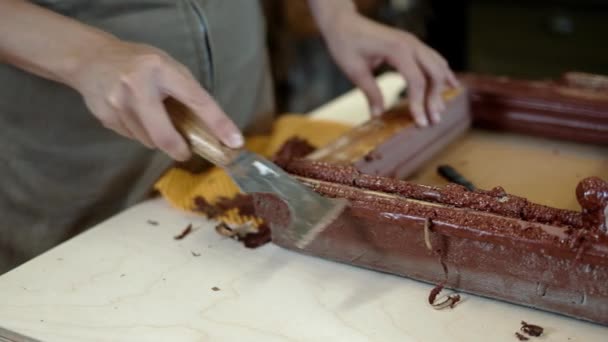 Het verwijderen van verf met spatel, restauratie van houten ramen — Stockvideo