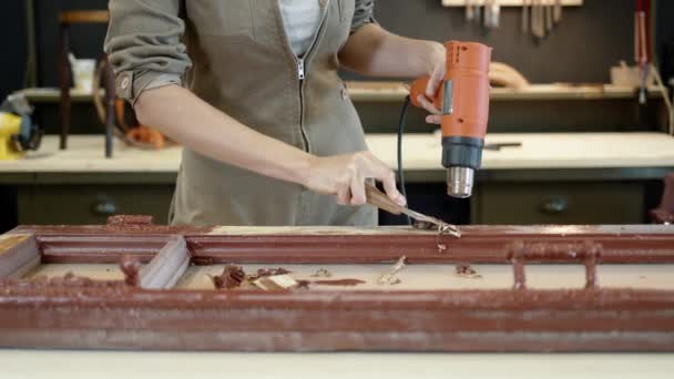 Rimozione di vernice con pistola termica, restauro di vecchie finestre in legno — Video Stock