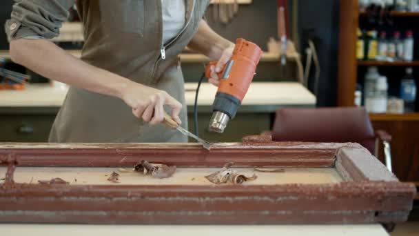 Extracción de pintura con pistola de calor, restauración de la vieja ventana de madera — Vídeos de Stock