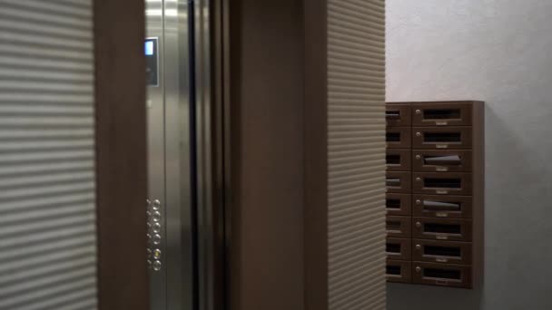 Чоловік і жінка виходять з ліфта в будинку — стокове відео