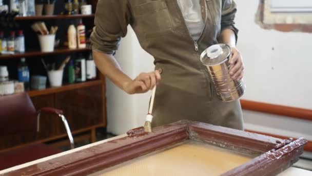 Реставрация деревянных окон в мастерской, установка химической стриптизерши — стоковое видео