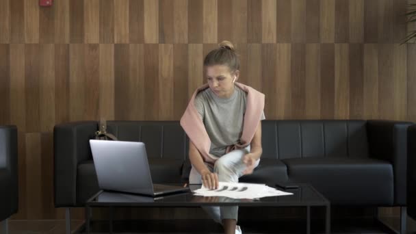 Mulher está sobrecarregada, jogando fora papéis no chão — Vídeo de Stock