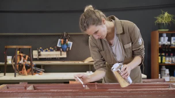 Реставрация деревянных дверей в мастерской, химическая стриптизерша — стоковое видео