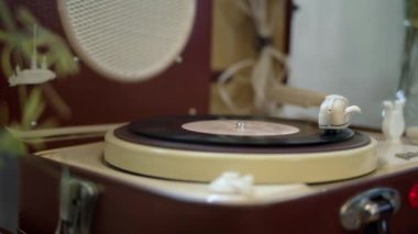 Bir vinil disk vinil çalar açıyor, pan shot