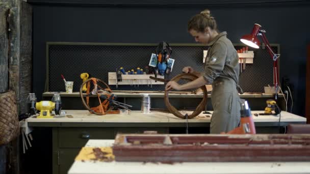 Реставрація дерев'яного стільця в майстерні — стокове відео