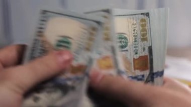 Bir yığın para sayan eller.