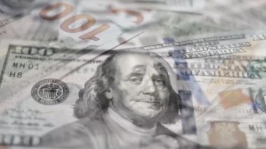 Yüzlerce dolarlık banknotlar, çift pozlama çemberi rotasyonu. Yakın çekim.