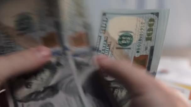 Ruce počítání hromada bankovek v hotovosti, zavřít — Stock video
