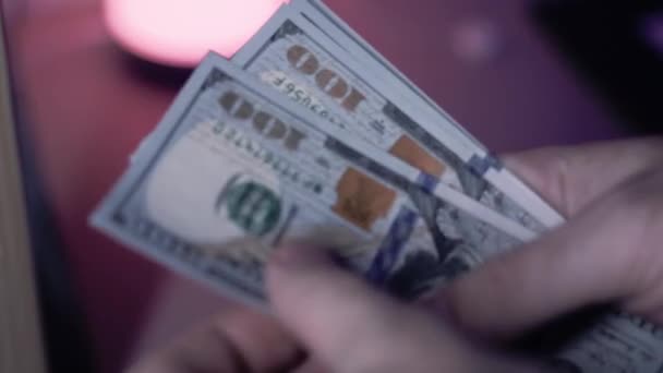 Kezek számolása csomó készpénz dollár bankjegyek, közelről — Stock videók