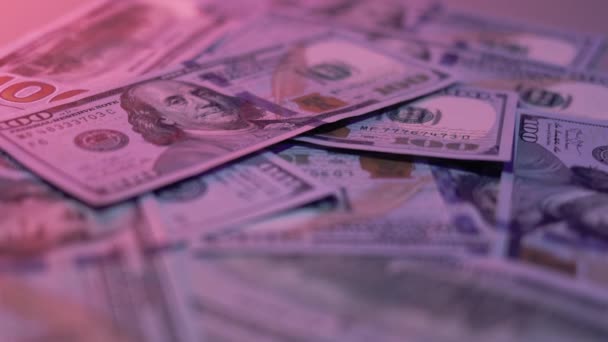 Haufen von hundert Dollar, die Banknoten auf den Tisch werfen — Stockvideo