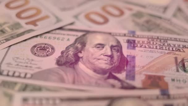 100 dolarlık banknotlar, ışık değişiklikleriyle titriyor. — Stok video