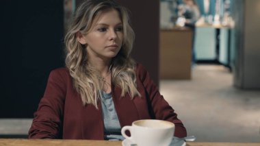 Kafedeki çekici, gülümseyen kadın rüya görüyor ve toplantı bekliyor.