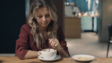 Kafedeki çekici, gülümseyen kadın rüya görüyor ve toplantı bekliyor.