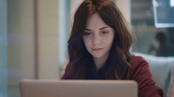 Kafedeki çekici iş kadını internette dizüstü bilgisayar kullanıyor ve arkadaşlarıyla buluşmayı bekliyor.. — Stok fotoğraf