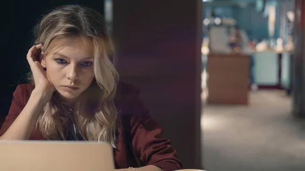 Attrayant femme d'affaires dans le café naviguant sur Internet à l'aide d'un ordinateur portable et d'attendre une réunion avec un ami. — Photo
