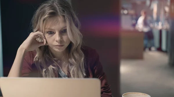 在咖啡馆里，迷人的女商人用笔记本电脑浏览互联网，等待与朋友见面。Lse照明弹 — 图库照片