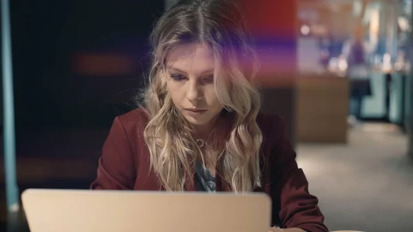 Kafedeki çekici iş kadını internette dizüstü bilgisayarını kullanıyor ve arkadaşıyla buluşmayı bekliyor. İşaret fişeği — Stok fotoğraf