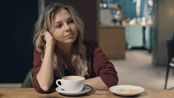 Atractiva mujer sonriente en la cafetería soñando y esperando una reunión — Foto de Stock