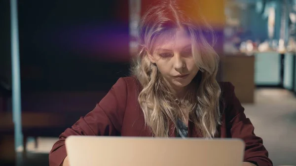 Kafedeki çekici iş kadını internette dizüstü bilgisayarını kullanıyor ve arkadaşıyla buluşmayı bekliyor. İşaret fişeği — Stok fotoğraf