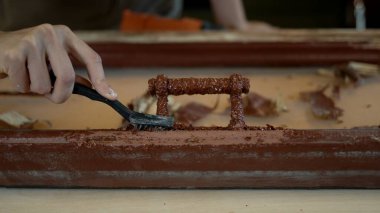 Spatulayla boyanın çıkarılması, ahşap pencerenin restorasyonu