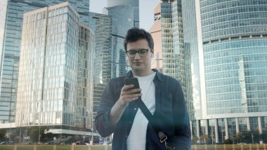 Güneşli bir günde Moskova 'da telefonla dolaşan genç bir adam. İşaret fişeği