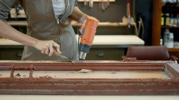 Removendo a pintura com arma de calor, restauração de janela de madeira — Fotografia de Stock